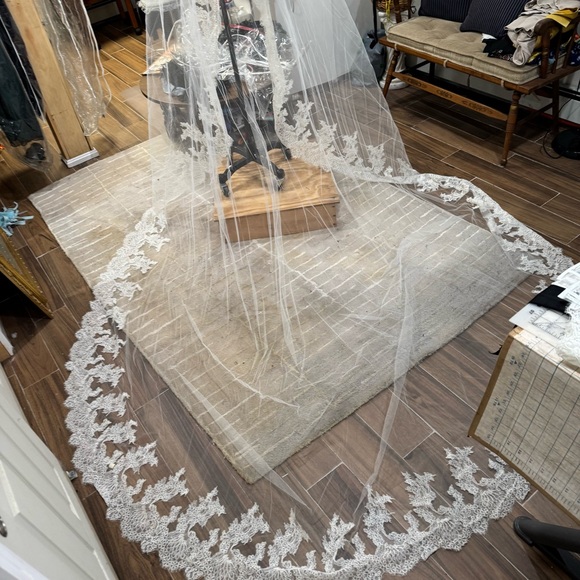 Cathedral Wedding Veil 👰🏾‍♀️💒 - Picture 4 of 11